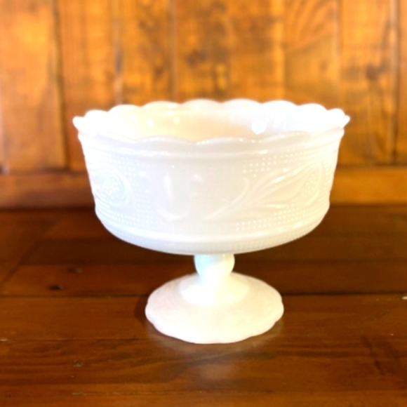 🔥Milk Glass Serving Bowl by Cleveland China Co - Picture 3 of 5